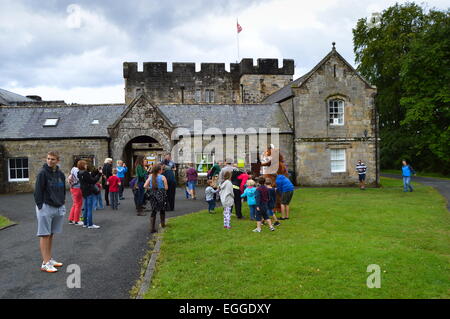 Die Gruffalo unterhält die Massen außerhalb Kielder Castle in Northumberland. Stockfoto