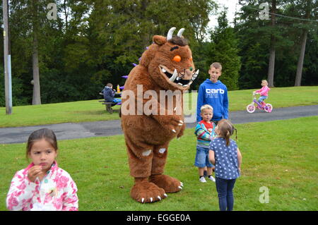 Die Gruffalo unterhält die Kinder außerhalb Kielder Castle in Northumberland. Stockfoto