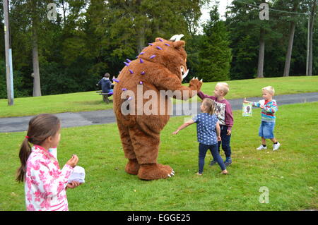 Die Gruffalo unterhält die Kinder außerhalb Kielder Castle in Northumberland. Stockfoto