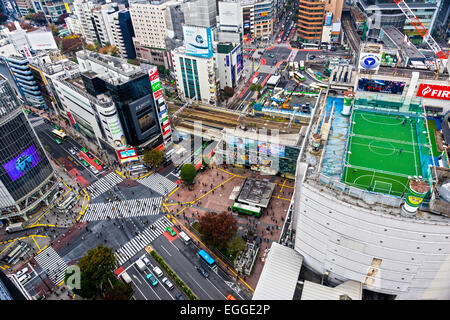 Tokio - NOVEMBER 15: Shibuya Kreuzung 12. November 2014 in Tokio, Japan. Die Überfahrt ist eines der weltweit bekanntesten Prüfung Stockfoto