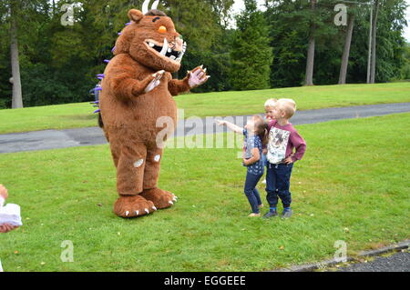 Die Gruffalo unterhält die Kinder außerhalb Kielder Castle in Northumberland. Stockfoto