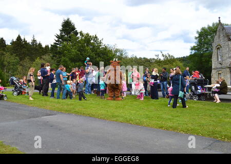 Die Gruffalo unterhält die Massen außerhalb Kielder Castle in Northumberland. Stockfoto