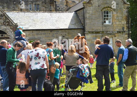 Die Gruffalo unterhält die Massen außerhalb Kielder Castle in Northumberland. Stockfoto