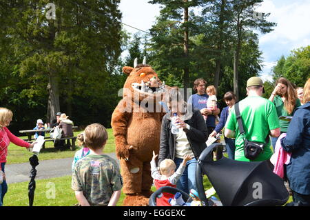 Die Gruffalo unterhält die Massen außerhalb Kielder Castle in Northumberland. Stockfoto