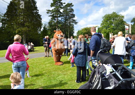 Die Gruffalo unterhält die Massen außerhalb Kielder Castle in Northumberland. Stockfoto