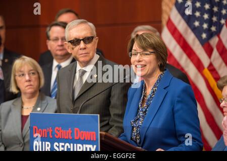 US-Senator Amy Klobuchar schließt sich Senator Harry Reid und andere zu nennen für die Übergabe von Finanzierung für Homeland Security blockiert von den Republikanern über Fragen der Einwanderung im Rahmen einer Pressekonferenz auf dem Capitol Hill 24. Februar 2015 in Washington, DC. Stockfoto