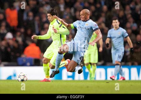 Manchester, UK. 24. Februar 2015. Champions League Fußball. Manchester City gegen Barcelona. Manchester City Verteidiger Vincent Kompany befasst sich mit FC Barcelona nach vorne Luis Suarez. Bildnachweis: Aktion Plus Sport/Alamy Live-Nachrichten Stockfoto