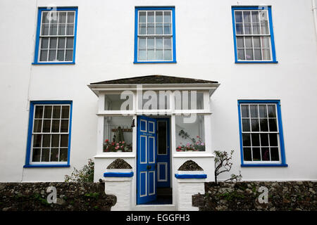 Die Haustür ist in ein Haus auf der Insel Jersey, UK teilgeöffnet Stockfoto