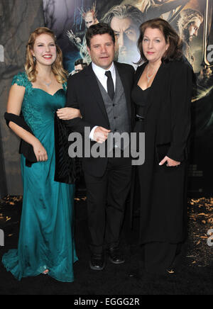 LOS ANGELES, CA - 2. Dezember 2013: Sean Astin, Frau Christine & Tochter Alexandra an der Los-Angeles-premiere von "der Hobbit: die Verwüstung von Smaug' im Dolby Theater, Hollywood. Stockfoto