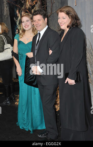 LOS ANGELES, CA - 2. Dezember 2013: Sean Astin, Frau Christine & Tochter Alexandra an der Los-Angeles-premiere von "der Hobbit: die Verwüstung von Smaug' im Dolby Theater, Hollywood. Stockfoto