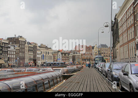 Die Grachten von Amsterdam an einem bewölkten Tag. Das Stadtbild der niederländischen Hauptstadt. Stockfoto