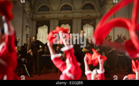 Berlin, Deutschland. 24. Februar 2015. Chinesische Tänzerinnen führen während der Abendgala "Happy Chinese New Year", die chinesische traditionelle chinesische Neujahrsfest oder Frühlingsfest im Berliner Roten Rathaus in Berlin, Deutschland, am 24. Februar 2015 zu feiern. © Zhang Fan/Xinhua/Alamy Live-Nachrichten Stockfoto