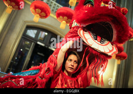 Berlin, Deutschland. 24. Februar 2015. Deutsche Löwen Tänzer führt vor der Abendgala "Happy Chinese New Year", die chinesische traditionelle chinesische Neujahrsfest oder Frühlingsfest am Eingang des Berliner Roten Rathaus in Berlin, Deutschland, am 24. Februar 2015 zu feiern. © Zhang Fan/Xinhua/Alamy Live-Nachrichten Stockfoto