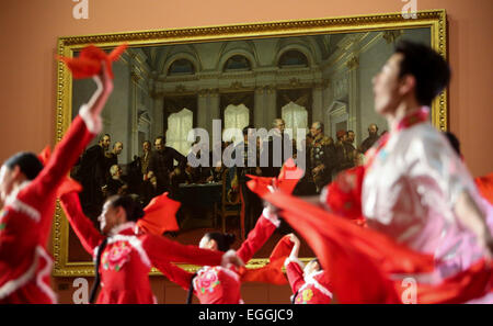 Berlin, Deutschland. 24. Februar 2015. Chinesische Tänzerinnen führen während der Abendgala "Happy Chinese New Year", die chinesische traditionelle chinesische Neujahrsfest oder Frühlingsfest im Berliner Roten Rathaus in Berlin, Deutschland, am 24. Februar 2015 zu feiern. © Zhang Fan/Xinhua/Alamy Live-Nachrichten Stockfoto