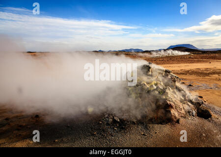 Dampfdüsen in Hverir - Erdwärmefeldes in Nordisland Stockfoto