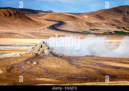 Dampfdüsen in Hverir - Erdwärmefeldes in Nordisland Stockfoto