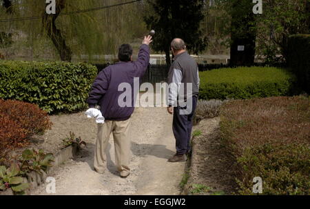 AJAXNETPHOTO.  PORT MARLY, FRANKREICH. -EINE PARTIE BOULE IM FORTSCHRITT IN ÖFFENTLICHEN GÄRTEN AM UFER DER SEINE. FOTO: JONATHAN EASTLAND/AJAX REF: RD60904 315 Stockfoto