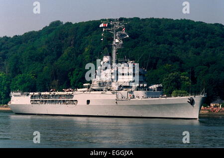 AJAXNETPHOTO. 18. JULI 1999. SAHUR, FRANKREICH. -ARMADA DU SIÈCLE - ARMADA DES JAHRHUNDERTS - GLÜCKLICHER TAGE. STOLZ VON DER FRANZÖSISCHEN MARINE HUBSCHRAUBER KREUZER JEANNE D ' ARC IM GANGE AUF DER SEINE IN RICHTUNG LE HAVRE WÄHREND DES FESTIVALS "SAIL VORBEI". FOTO: JONATHAN EASTLAND/AJAX REF: CD0055 23 Stockfoto