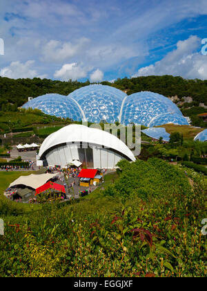 Ansicht der BIOM geodätische Kuppeln im Eden Project in der Nähe von St Austell in Cornwall England UK entworfen von Nicholas Grimshaw 2001 Stockfoto