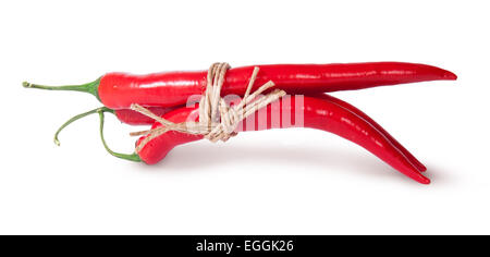 Drei rote Chilischoten mit einem Seil gefesselt umgekehrt isolierten auf weißen Hintergrund Stockfoto