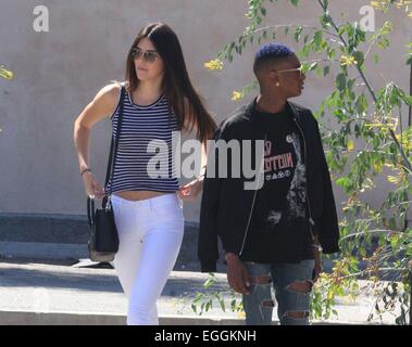 Kendall Jenner Sport Cameltoe durch ihre weiße Jeans während unterwegs in West Hollywood Featuring: Kendall Jenner wo: Beverly Hills, Kalifornien, USA bei: 22. August 2014 Stockfoto