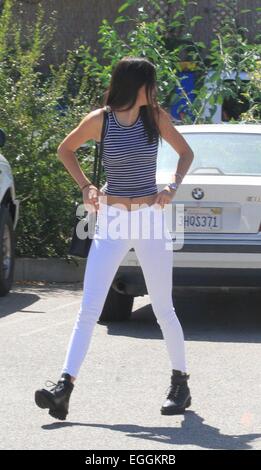 Kendall Jenner Sport Cameltoe durch ihre weiße Jeans während unterwegs in West Hollywood Featuring: Kendall Jenner wo: Beverly Hills, Kalifornien, USA bei: 22. August 2014 Stockfoto