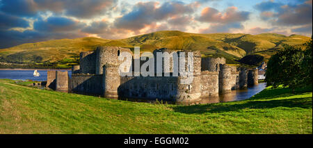 Beaumaris Castle, Blick in Richtung Snowdonia, gebaut im Jahre 1284 durch Edward 1. gilt als einer der feinsten Beispiele der 13. ce Stockfoto