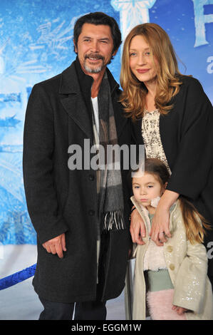 LOS ANGELES, CA - 19. November 2013: Lou Diamond Phillips & Frau Yvonne & Tochter ist Indigo Sanara bei der Premiere von Disney "am El Capitan Theatre in Hollywood gefroren". Stockfoto