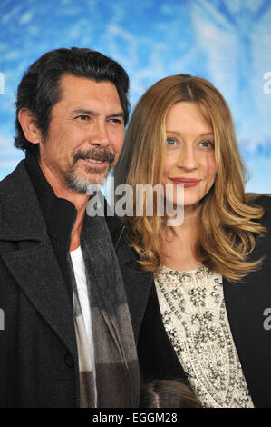 LOS ANGELES, CA - 19. November 2013: Lou Diamond Phillips & Frau Yvonne bei der Premiere von Disney's "eingefroren" am El Capitan Theatre in Hollywood. Stockfoto