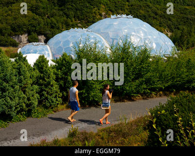 Ansicht der BIOM geodätische Kuppeln im Eden Project in der Nähe von St Austell in Cornwall England UK entworfen von Nicholas Grimshaw 2001 Stockfoto