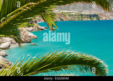 Blick auf Playa Calahonda vom Balcon de Europa (Balkon Europas), Nerja, Costa Del Sol, Provinz Malaga, Andalusien, Spanien Stockfoto