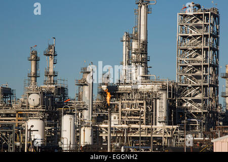 Denver, Colorado - Blendenflecken verbrennt Gas bei Suncor Energy-Öl-Raffinerie. Stockfoto