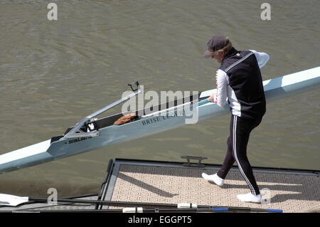 AJAXNETPHOTO. BOUGIVAL, FRANKREICH. -UFER - START EIN RUDERN SKIFF. FOTO: JONATHAN EASTLAND/AJAX REF: RD1S 60204 221 Stockfoto