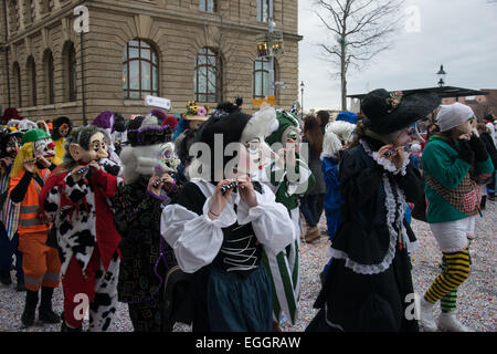 Basel, Schweiz. 24. Februar 2015. Laut Wiki, ist Basler Fasnacht eines der Top 50 lokale Feste in Europa.  Es dauert drei Tage vom 23. bis 25. Februar 2015. Viele Gruppen wandern durch die Straßen der Altstadt von Basel. Bildnachweis: swiss.photos/Alamy Live News Stockfoto