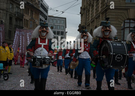 Basel, Schweiz. 24. Februar 2015. Laut Wiki, ist Basler Fasnacht eines der Top 50 lokale Feste in Europa.  Es dauert drei Tage vom 23. bis 25. Februar 2015. Viele Gruppen wandern durch die Straßen der Altstadt von Basel. Bildnachweis: swiss.photos/Alamy Live News Stockfoto