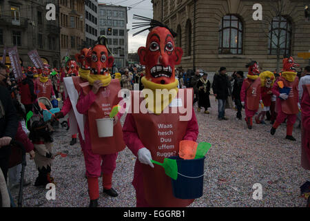 Basel, Schweiz. 24. Februar 2015. Laut Wiki, ist Basler Fasnacht eines der Top 50 lokale Feste in Europa.  Es dauert drei Tage vom 23. bis 25. Februar 2015. Viele Gruppen wandern durch die Straßen der Altstadt von Basel. Bildnachweis: swiss.photos/Alamy Live News Stockfoto