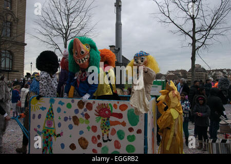 Basel, Schweiz. 24. Februar 2015. Laut Wiki, ist Basler Fasnacht eines der Top 50 lokale Feste in Europa.  Es dauert drei Tage vom 23. bis 25. Februar 2015. Maskiert Teilnehmer auf einem Wagen Credit: swiss.photos/Alamy Live News Stockfoto