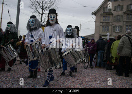 Basel, Schweiz. 24. Februar 2015. Laut Wiki, ist Basler Fasnacht eines der Top 50 lokale Feste in Europa.  Es dauert drei Tage vom 23. bis 25. Februar 2015. Viele Gruppen wandern durch die Straßen der Altstadt von Basel. Bildnachweis: swiss.photos/Alamy Live News Stockfoto