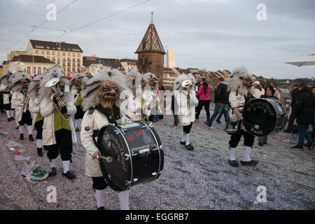 Basel, Schweiz. 24. Februar 2015. Laut Wiki, ist Basler Fasnacht eines der Top 50 lokale Feste in Europa.  Es dauert drei Tage vom 23. bis 25. Februar 2015. Eine Gruppe von maskierten Teilnehmer (Fasnächtler in Schweizerdeutsch) sind auf dem Foto gezeigt. Bildnachweis: swiss.photos/Alamy Live News Stockfoto