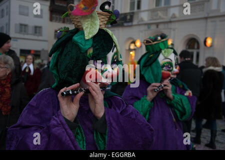 Basel, Schweiz. 24. Februar 2015. Laut Wiki, ist Basler Fasnacht eines der Top 50 lokale Feste in Europa.  Es dauert drei Tage vom 23. bis 25. Februar 2015. Zwei maskierte Teilnehmer Credit: swiss.photos/Alamy Live News Stockfoto