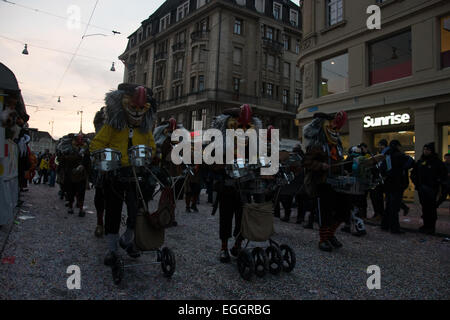 Basel, Schweiz. 24. Februar 2015. Laut Wiki, ist Basler Fasnacht eines der Top 50 lokale Feste in Europa.  Es dauert drei Tage vom 23. bis 25. Februar 2015. Eine Gruppe von maskierten Teilnehmer (Fasnächtler in Schweizerdeutsch) sind auf dem Foto gezeigt. Bildnachweis: swiss.photos/Alamy Live News Stockfoto