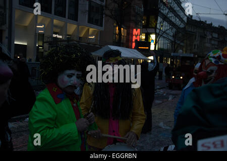 Basel, Schweiz. 24. Februar 2015. Laut Wiki, ist Basler Fasnacht eines der Top 50 lokale Feste in Europa.  Es dauert drei Tage vom 23. bis 25. Februar 2015. Eine Gruppe von maskierten Teilnehmer (Fasnächtler in Schweizerdeutsch) sind auf dem Foto gezeigt. Bildnachweis: swiss.photos/Alamy Live News Stockfoto