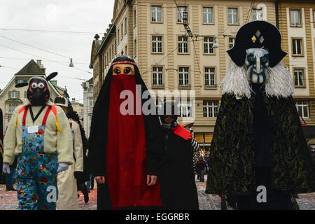 Basel, Schweiz. 24. Februar 2015. Laut Wiki, ist Basler Fasnacht eines der Top 50 lokale Feste in Europa.  Es dauert drei Tage vom 23. bis 25. Februar 2015. Maskierten Teilnehmer dominieren die Altstadt von Basel im Rahmen dieser Veranstaltung. Bildnachweis: swiss.photos/Alamy Live News Stockfoto