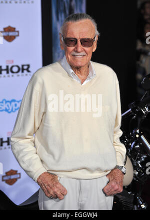 LOS ANGELES, CA - 4. November 2013: Stan Lee bei der US-Premiere seines Films "Thor: The Dark World" am El Capitan Theatre in Hollywood. Stockfoto