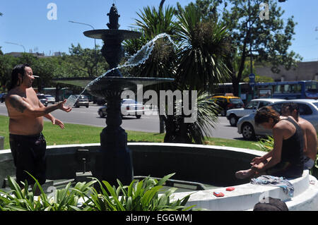 Buenos Aires, Argentinien. 24. Februar 2015. Menschen erfrischen Sie sich während der Hitzewelle in Buenos Aires, der Hauptstadt von Argentinien, 24. Februar 2015. Die Hitzewelle in Buenos Aires, wo die Temperatur eine thermische Sensation von 35,6 Grad Celsius, markiert, nach Lokalpresse fortgesetzt. © Victoria Egurza/TELAM/Xinhua/Alamy Live-Nachrichten Stockfoto