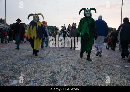 Basel, Schweiz. 24. Februar 2015. Laut Wiki, ist Basler Fasnacht eines der Top 50 lokale Feste in Europa.  Es dauert drei Tage vom 23. bis 25. Februar 2015. Eine Gruppe von maskierten Teilnehmer (Fasnächtler in Schweizerdeutsch) sind auf dem Foto gezeigt. Bildnachweis: swiss.photos/Alamy Live News Stockfoto