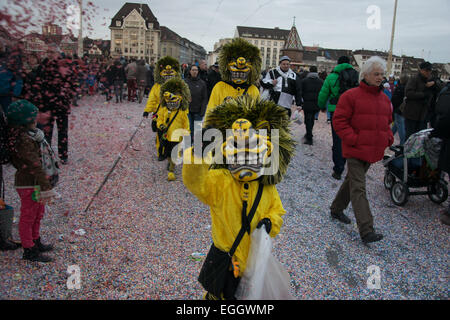 Basel, Schweiz. 24. Februar 2015. Laut Wiki, ist Basler Fasnacht eines der Top 50 lokale Feste in Europa.  Es dauert drei Tage vom 23. bis 25. Februar 2015. Einige maskierten Teilnehmer werfen Confetties auf Spactaulars Credit: swiss.photos/Alamy Live News Stockfoto