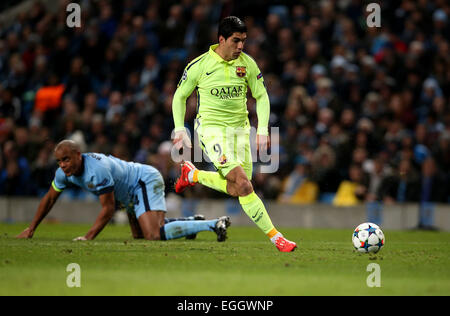 Manchester, Großbritannien. 24. Februar 2015. Luis Suarez (R) von Barcelona und Pausen durch die UEFA Champions league Runde der 16 erste Bein Match zwischen Manchester City und Barcelona im Etihad Stadium in Manchester, England, am 24. Februar 2015. Barcelona gewann 2: 1. Bildnachweis: Han Yan/Xinhua/Alamy Live-Nachrichten Stockfoto