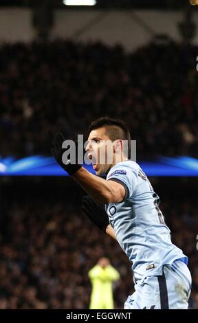 Manchester, Großbritannien. 24. Februar 2015. Sergio Agüero von Manchester City feiert nach seinem Tor in der UEFA Champions League Runde der 16 erste Bein Match zwischen Manchester City und Barcelona im Etihad Stadium in Manchester, England, am 24. Februar 2015. Barcelona gewann 2: 1. Bildnachweis: Han Yan/Xinhua/Alamy Live-Nachrichten Stockfoto