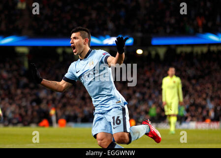 Manchester, Großbritannien. 24. Februar 2015. Sergio Agüero von Manchester City feiert nach seinem Tor in der UEFA Champions League Runde der 16 erste Bein Match zwischen Manchester City und Barcelona im Etihad Stadium in Manchester, England, am 24. Februar 2015. Barcelona gewann 2: 1. Bildnachweis: Han Yan/Xinhua/Alamy Live-Nachrichten Stockfoto